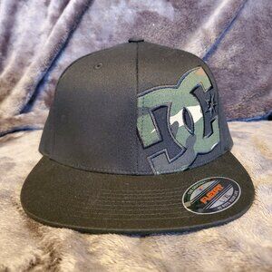 DC SHOES Sports Skate Apparel Green Black Camo Hammering Flex-Fit L/XL Hat NEW
